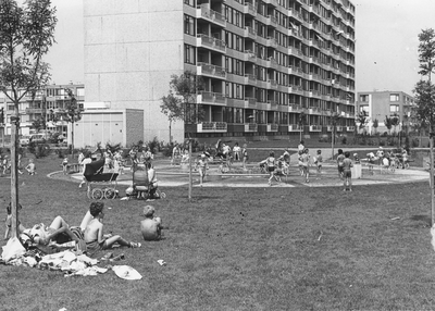 502988 Gezicht op de waterspeelplaats aan de Hanoidreef te Utrecht.
